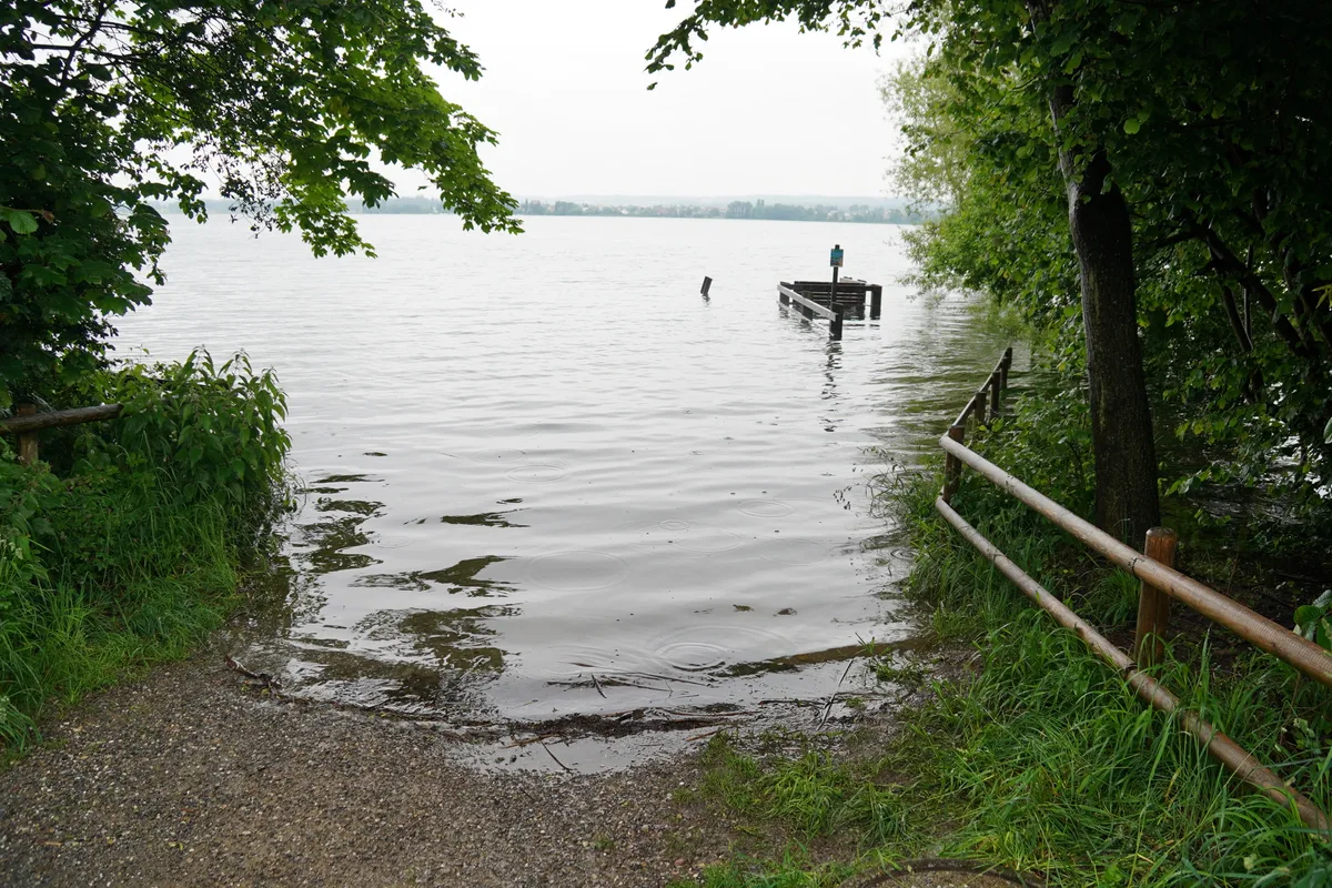 Ein Einstieg in einen See, der von Wasser überlaufen ist.
